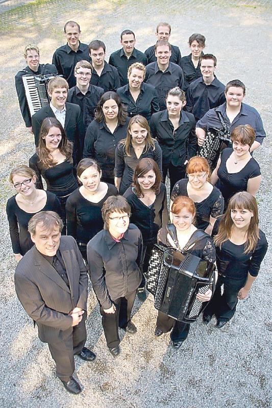 Das Akkordeon-Orchester tritt am 6. Juli in Grünwald auf. Karten gibt es ab sofort. Foto:: VA