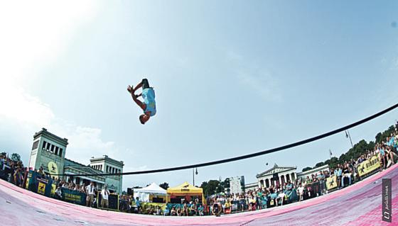 Die weltbesten Slackliner zeigen ihre Künste beim Münchner Sportfestival auf dem Königsplatz. Foto: Gibbon Slacklines
