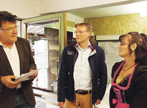 Anerkennende Worte vom Zweiten Bürgermeister August Groh (links) an Christian Köhler und Marion Lehmann. Die Wartenberger Tafel steht. Foto: sy
