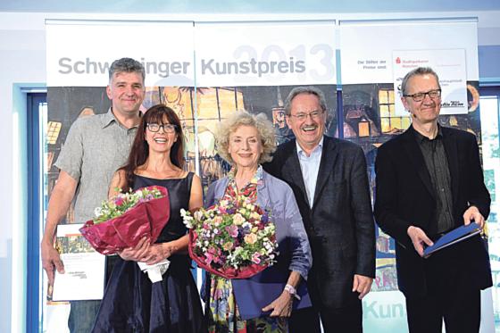 Oberbürgermeister Christian Ude (2. v. r.) hat die diesjährigen Preisträger des Schwabinger Kunstpreises ausgezeichnet: Michael Wladarsch, Sylvia Katz­winkel, Ilse Neubauer und Holger Paetz (v. l.). sskm
