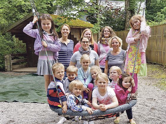 Katrin Fromm (2. v. l.) und ihr Team vom Kindergarten »Hänsel & Gretel« freuen sich mit den Kindern über das Gesprächsangebot der Stadt München.	Foto: hw