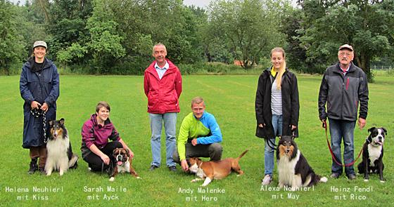 Stolz zeigten die Hundebesitzer Helena Neuhierl, Sarah Maile, Andy Malenke, Alex Neuhierl und Heinz Fendl, was ihre Hunde gelernt haben.	Foto: VA