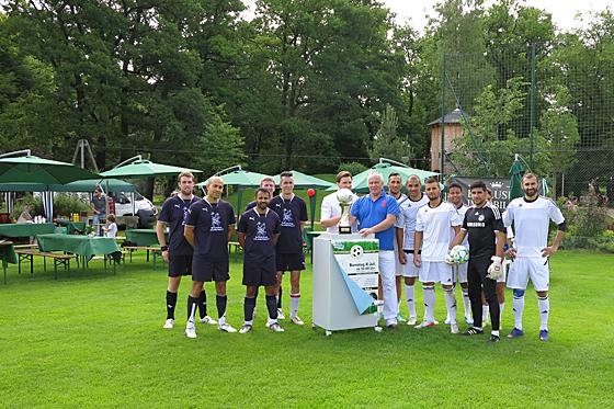 Um diesen schönen Pokal und für den guten Zweck wurde am vergangenen Samstag im Grünwalder Stadion gekickt. 	Fotos: bus