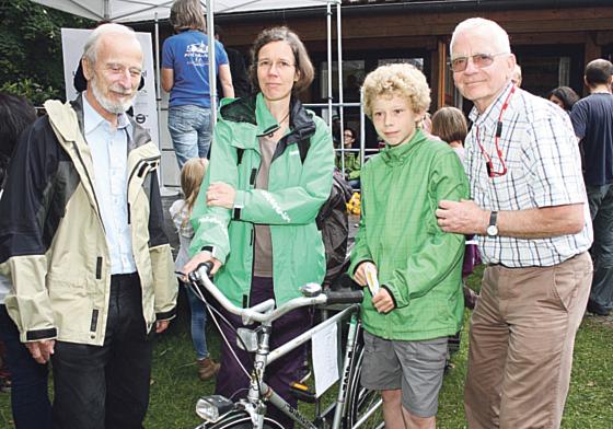 Familie Bartelmus mit Volker Haberland (ganz rechts), dem Koordinator der »Schrauber-Hütte«. Foto: Verein