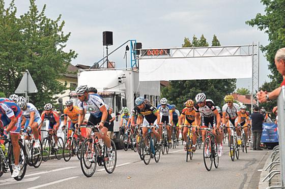Am 4. August treten Sportler beim 17. Vaterstettener Radsportkriterium wieder kräftig in die Pedale. Foto: Verein