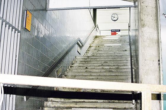 Eines der wenig einladenden,  steilen und nicht enden wollenden Treppenhäuser am S-Bahnhof St.-Martin-Straße.	Foto: HH