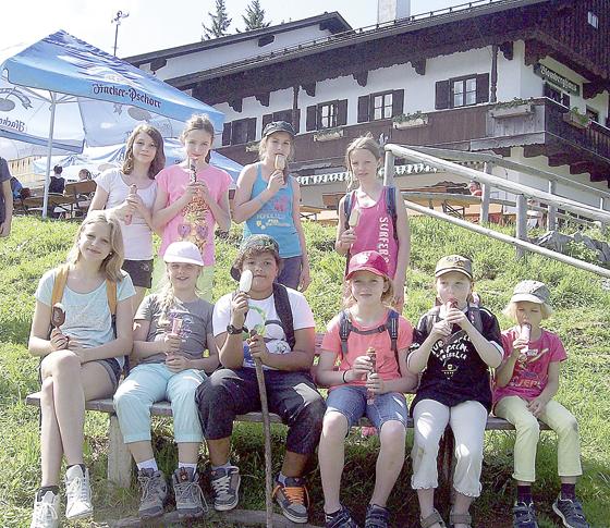 Zur Stärkung des Teams unternahm die Mädchenmannschaft einen Ausflug auf den Blomberg.	Foto: FCO