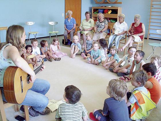 Ingrid Hanreich (links), die Kinder und ihre Gäste hatten im Turnsaal des Kindergartens viel Spaß beim Singen. 	Foto: Eva-Maria Stiebler
