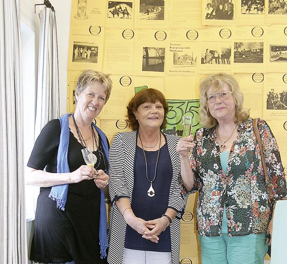 Vor der Wand voller Erinnerungen (v.l.): Einrichtungsleiterin Andrea Keinert, Ursula Brümmer und Helga Gerlach.	Foto: HdS