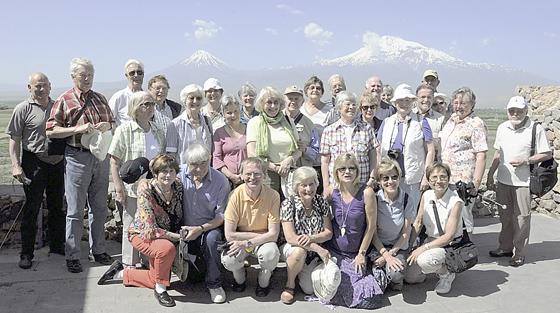 Die Reisegruppe vor dem Wahrzeichen Armeniens, dem Berg Ararat (5100 Meter). 	Foto: privat