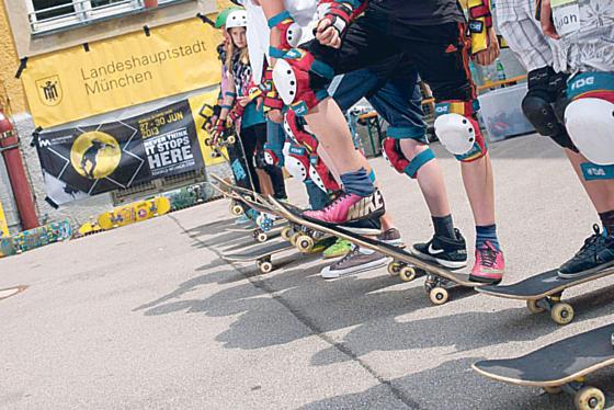 Skateboardfahren steht jetzt für einige Schüler auf dem Stundenplan. Foto: Martin Hangen