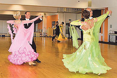 Inge (in Rosa) und Peter Schießl belegten den zweiten Platz beim Turnier des Tanzsportclubs Savoy und durften sich über einen Pokal freuen. Foto: Savoy