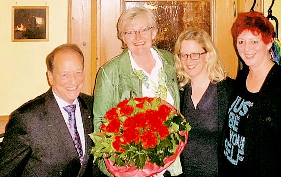 Mdl Peter Paul Gantzer gratuliert Rosemarie Weber, ebenfalls gratulieren, Mdl Natascha Kohnen und Ortsvorsitzende Birgit Schmidl (v. l.) Foto: VA