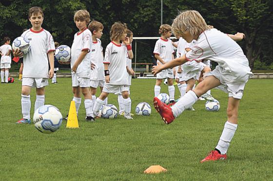 Dribblestar und Elferkönig  beim Camp erwartet die jungen Fußballer viel sportlicher Spaß. Foto: privat