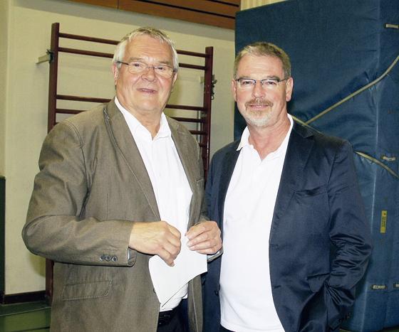 Stadtrat Alexander Reissl (SPD, r.) und Werner Lederer-Piloty (Vorsitzender des Bezirksausschusses Schwabing-Freimann) bei der Bürgerversammlung. 	Foto: js