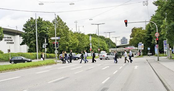 Die Kreuzung am Georg-Brauchle-Ring/Riesstraße bleibt so erhalten wie sie ist. Die Stadt will lediglich zusätzliche Geh- und Radwege bauen.	Foto: ws