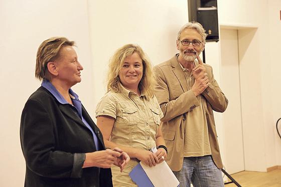Von links nach rechts: Susanna Tausendfreund, MdL, Sybille Martinschledde (OV Grüne Putzbrunn), und Regisseur Peter Ohlendorf.	Foto: VA