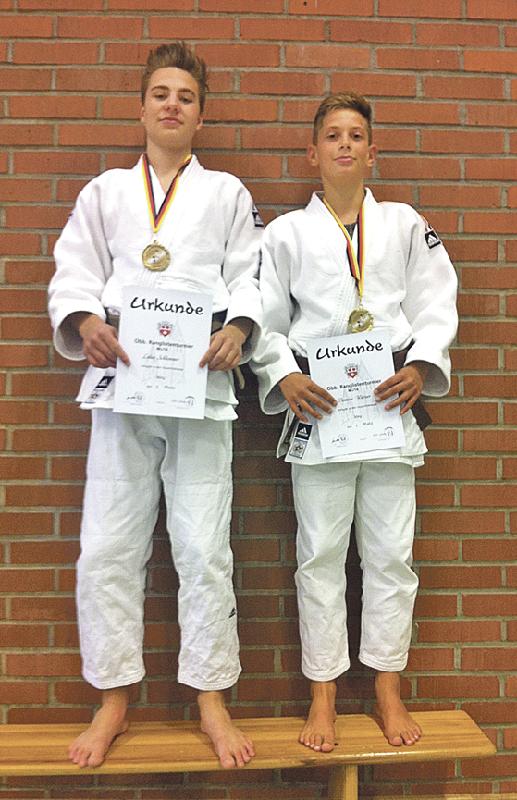 Die Hachinger Judoka Lukas Schlemmer (links) und Dominic Wurzer	 sicherten sich beim Turnier in Moosburg Bronze und Gold. 			Foto: Verein