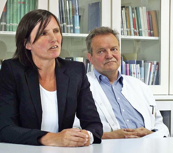 Verena Klein mit ihrem Vorgänger im Amt, Matthias Dose. Die Ärztin leitet jetzt den Maßregelvollzug im Klinikum Taufkirchen (Vils). 				         Foto: sy