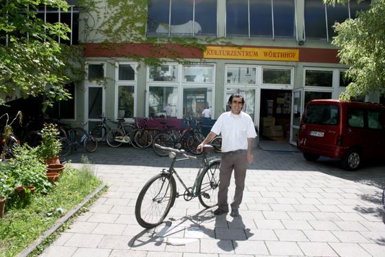 Ein 60 Jahre altes Rad hat Oguz Lüle kürzlich von einem Bogenhausener Anwohner erhalten. Foto: js