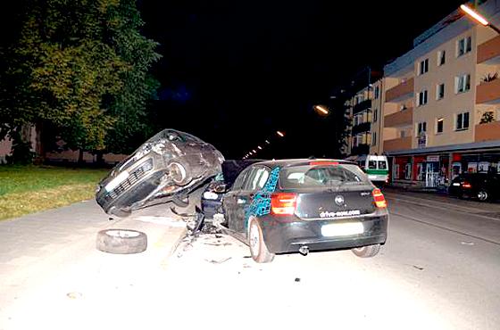 Der BMW-Fahrer hinterließ einen ziemlichen Blechschaden in der Milbertshofener Straße.	Foto: Polizei