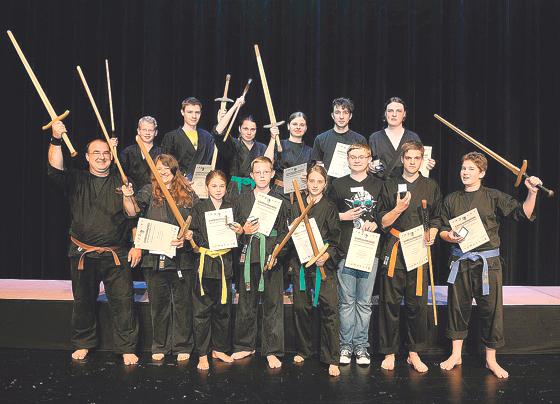 Die erfolgreichen Modernen Schwertkämpfer des TSV Hohenbrunn wurden mit Medaillen und Urkunden für ihre Leistung geehrt. 	Foto: VA