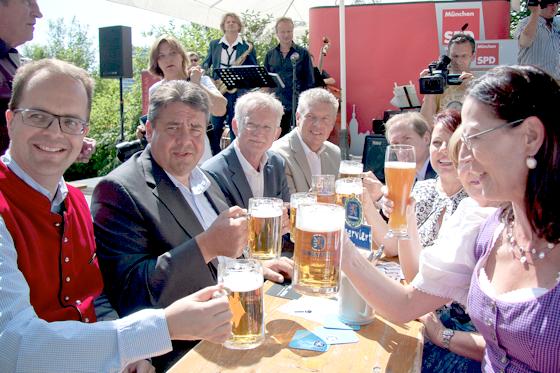 Sigmar Gabriel (2. von links) im Kreise seiner Münchner Parteifreunde Rinderspacher, Pfaffmann, Reiter, Malm, Broschei und Tausend.	Foto: VA