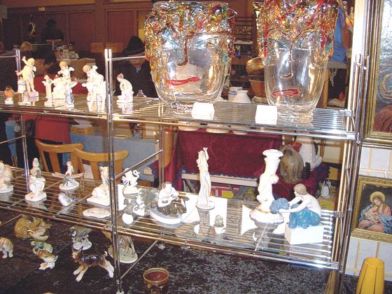 Porzellanfiguren und viele weitere seltene Sammlerstücke können am Wochenende erstanden werden.	Foto: VA