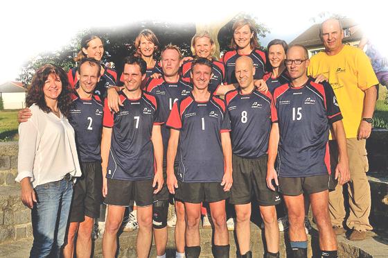 In neuen Trikots und mit viel Elan holten sich die Vaterstettener Volleyballer die Bayerische Meisterschaft.	Foto: TSV