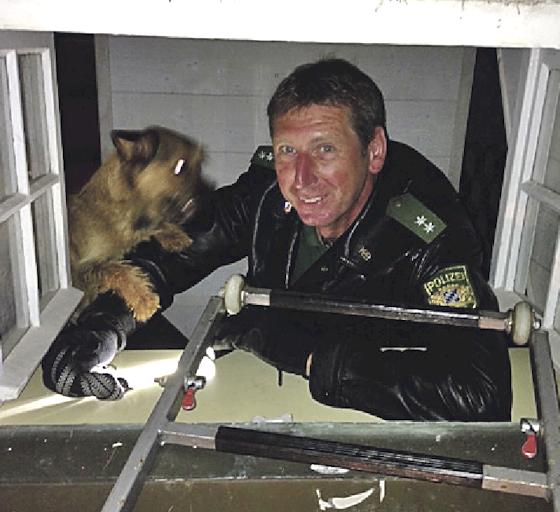 Glücklicher Hund und Retter.	Foto: Polizei