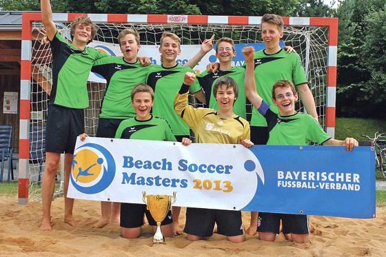 Die Mannschaft des TSV Grasbrunn-Neukeferloh ist der erste Beach Soccer Master Meister der U17-Junioren.	Foto: TSV Grasbrunn-Neukeferloh