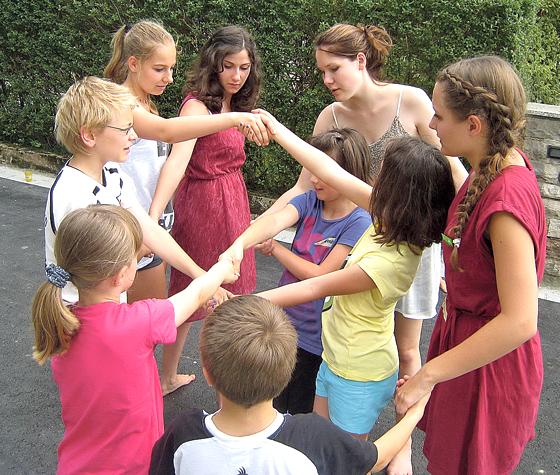KinderBibelTag  die Kinder lösen den Gordischen Knoten, statt Propheten zu bewundern.	Foto: privat