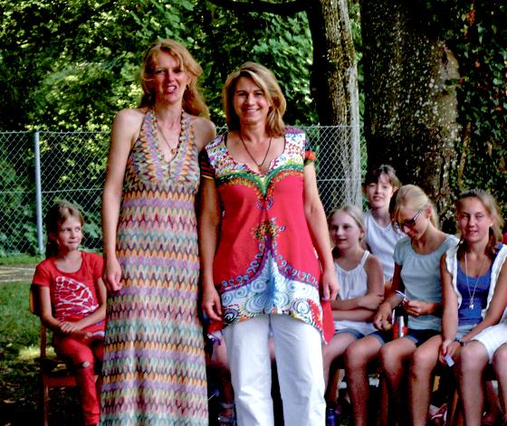 Veronika Lößl (links) und Sigrid Sommer gaben vor den Erdinger Schülerinnen Märchen zum Besten.	Foto: privat