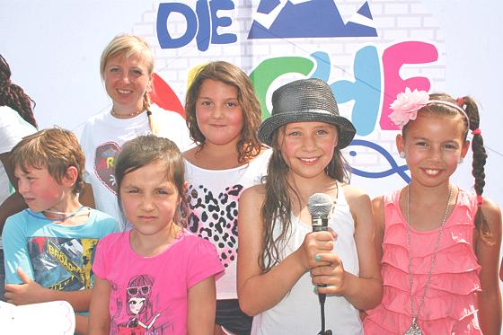 Arche-Leiterin Antje Breda stand mit ein paar Kindern beim Sommerfest der privaten Freizeitstätte an der Brieger Straße auf der Bühne.	Foto: ws