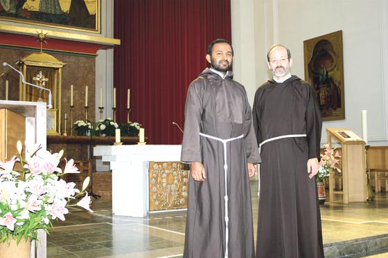 Nehmen schweren Herzens Abschied von Sankt Joseph: Kaplan Sunil Kachapally (l.) und Bruder Marinus Parzinger. 	Foto: scy
