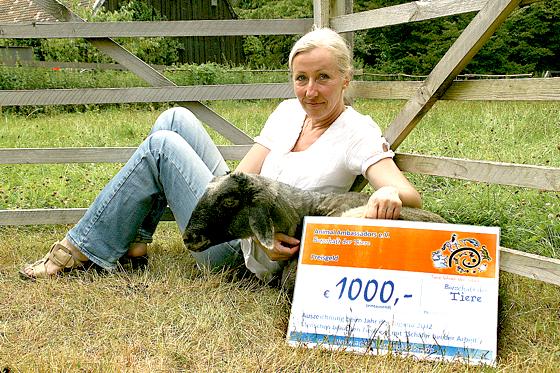 Ina Kirchhoff, Vorsitzende des Vereins »Menschen brauchen Tiere« freut sich über die Auszeichnung der Animal Ambassadors.	Foto: hol