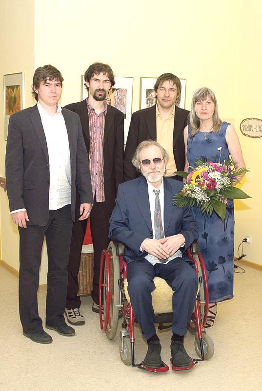 Renate Fröhlich mit ihrem Mann Willibald (vorne) und den drei Söhnen bei der Verleihung des Pflegepreises 2013.	Foto: privat