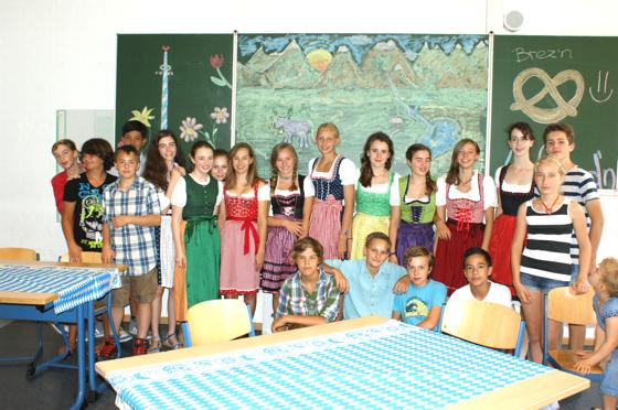 Bayerisches Wirtshaus statt Klassenzimmer: Hier konnten sich die Schüler für den weiteren Besuch in »Humboldt City« stärken.	Foto: Schule