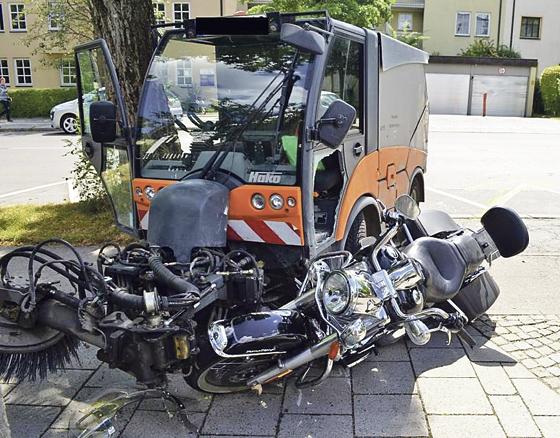 17 Meter wurde der Motorradfahrer von dem  Straßenreinigungsfahrzeug mitgeschleift.	Foto: Polizei
