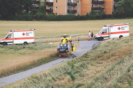 Der Rettungshubschrauber, der am Dienstagabend in Kirchseeon landete, brachte zwei Kleinkinder mit Verbrühungen ins Krankenhaus.	Foto: Dennis Ecker