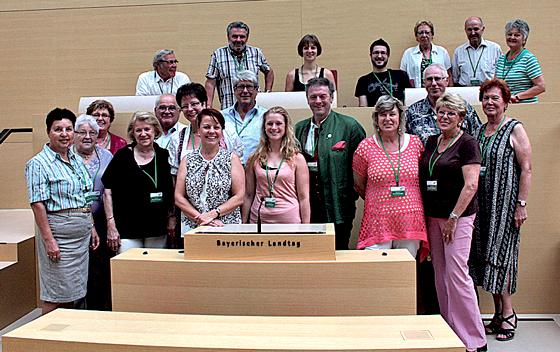 Der Moosacher Faschingsclub im Bayerischen Landtag zu Gast bei Diana Stachowitz. 	Foto: VA