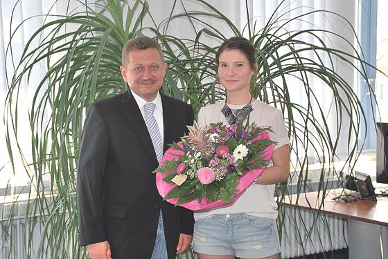 Bürgermeister Klaus Korneder gratuliert Katharina Elblein zu ihrem Einser-Abschluss.	Foto: privat