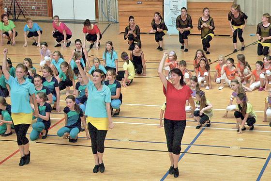 130 Tänzerinnen und drei Tänzer zeigten in der Fagana-Turnhalle ihr Können. 	Foto: Verein