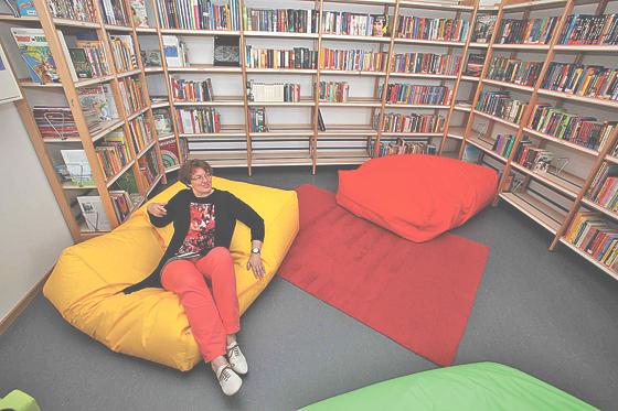 Bürgermeisterin Christine Strobl überzeugt sich von der modernen Einrichtung der Schulbücherei.	F.: privat
