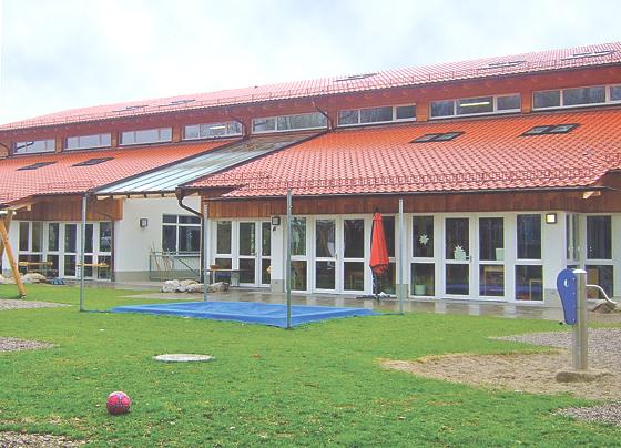 Eigentlich eignet sich das Dach des Kindergartens St.Andreas gut für eine Fotovoltaik-Anlage. Bisher fanden dahingehende Anträge im Gemeinderat aber keine Mehrheit.	Foto: Pietsch