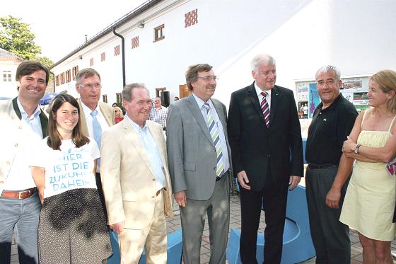 Ministerpräsident Horst Seehofer (dritter von rechts) war bei seinem Besuch im Moosacher Gut Nederling umringt von CSU-Politikern aus dem Münchner Norden.	Foto: ws