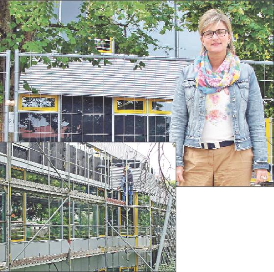 Rektorin Simone Fleischmann ist froh, dass die Baustellenzeiten ein Ende haben (oben). Links: Letzte Arbeiten an der Außenfassade.	Fotos: cs