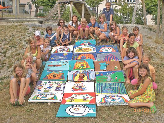Stolz präsentierten die Taufkirchner Kinder ihre Werke, die beim Malen mit Acrylfarben entstanden waren.	Foto: privat