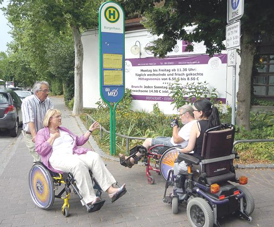 Bürgermeisterin Hannelore Gabor testete selbst im Rollstuhl die Barrierefreiheit im Garchinger Ortszentrum. 	Foto: Stadt Garching