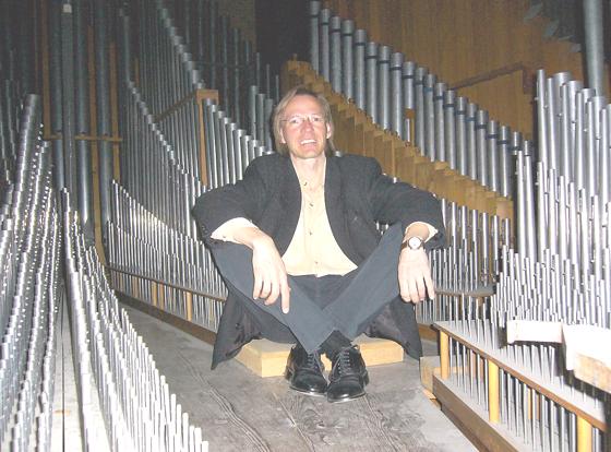 Armin Becker spielt am 16. August genreübergreifend Orgel in der Matthäuskirche.	Foto: VA